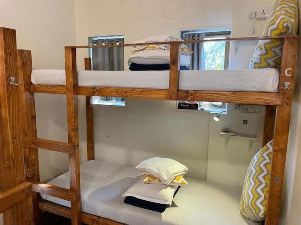Locomo Hostel - Mumbai Airport 48/50