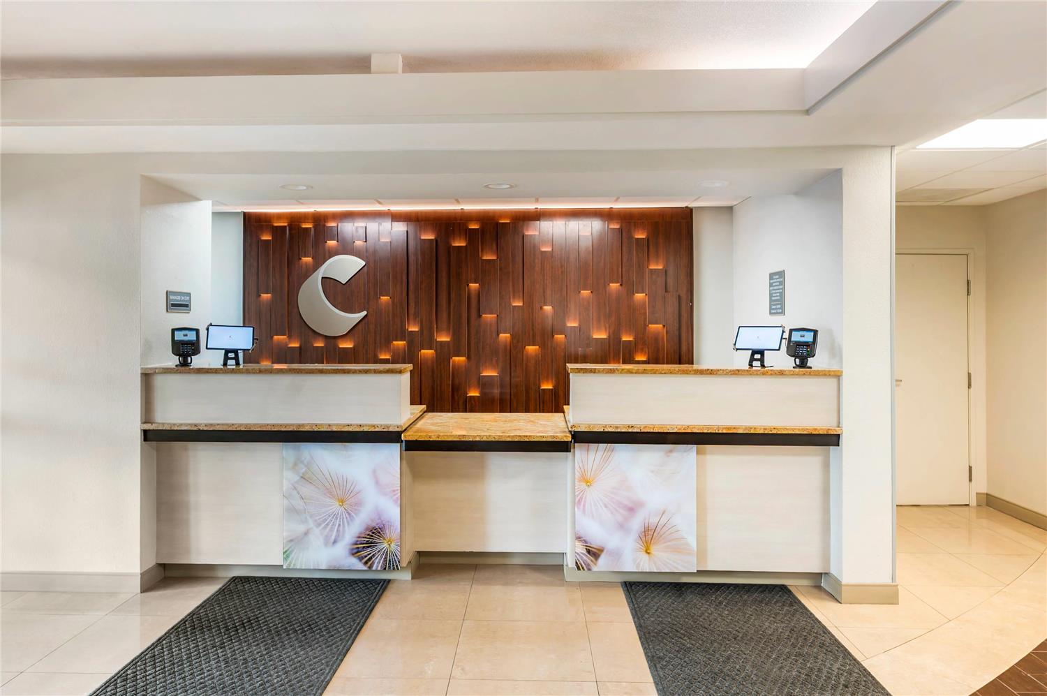 Comfort Inn & Suites Saint Louis Lafayette Square 8/23