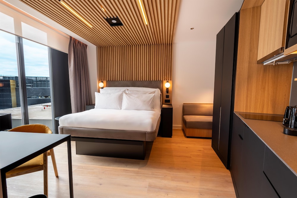 Pad, Premium, Studio, Queen Bed