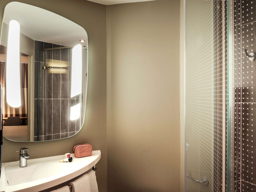 Ibis Saint-Quentin-En-Yvelines Velodrome 17/75
