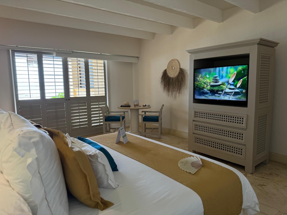 JUNIOR SUITE, KING BED, OCEAN FRONT, TERRACE