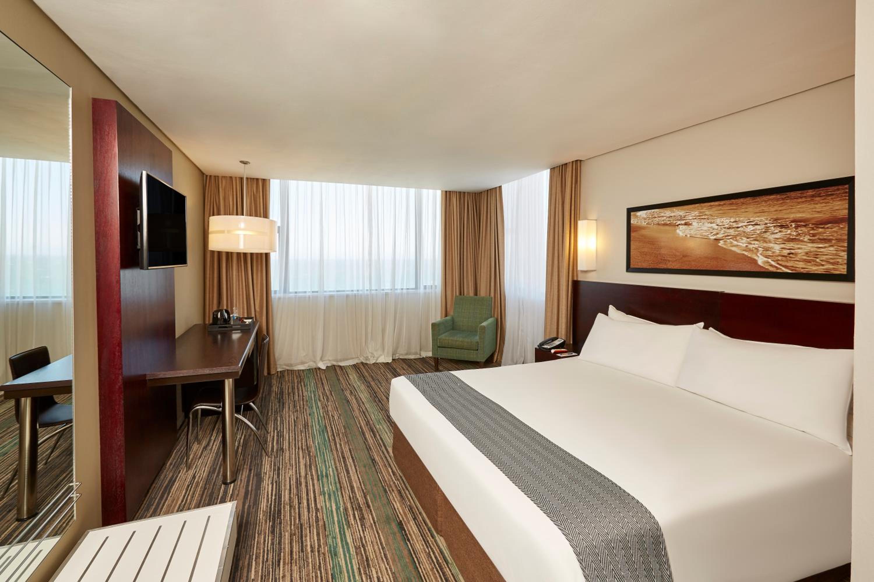 غرفة قياسية بسرير كوين
