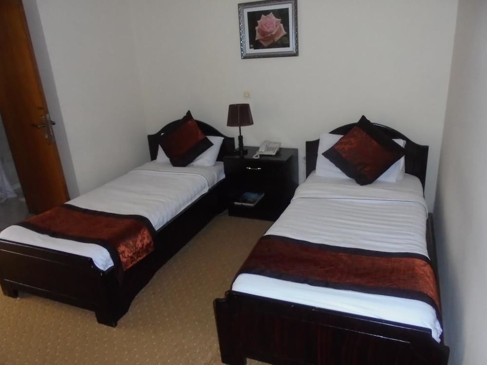 ROOM, TWIN BEDS