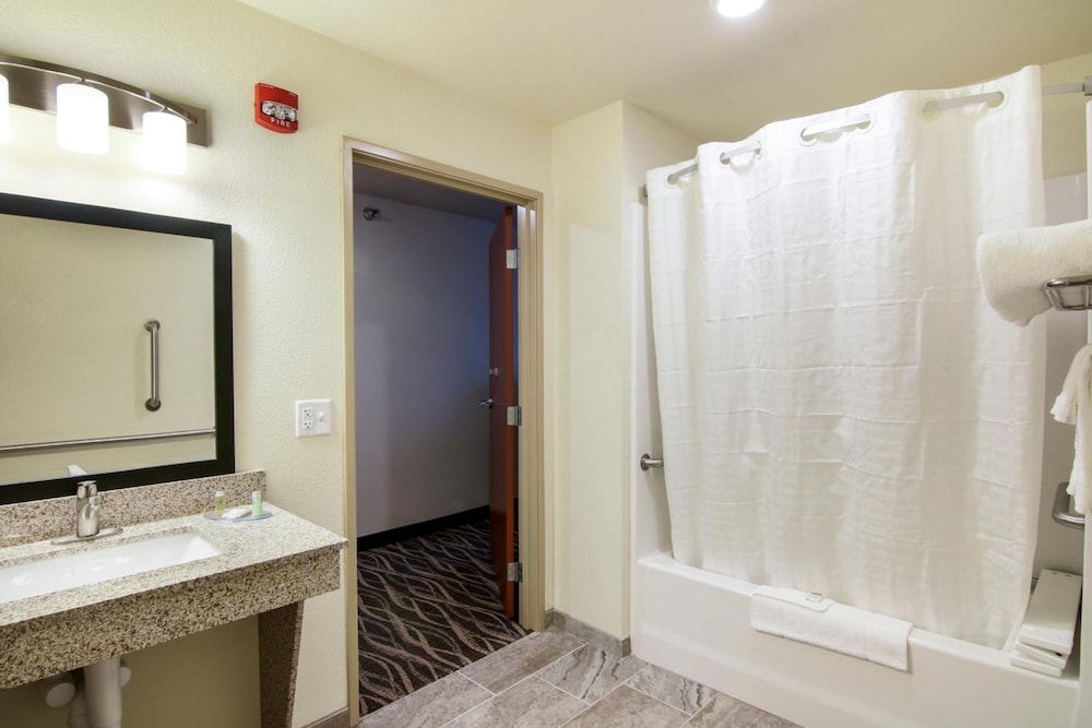 Cobblestone Inn & Suites - Fairfield Bay 12/42