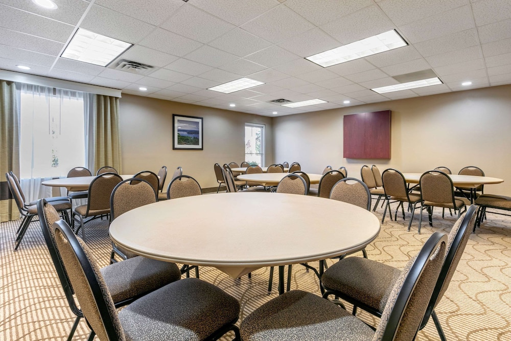 Comfort Inn and Suites Van Buren Fort Smith 36/40