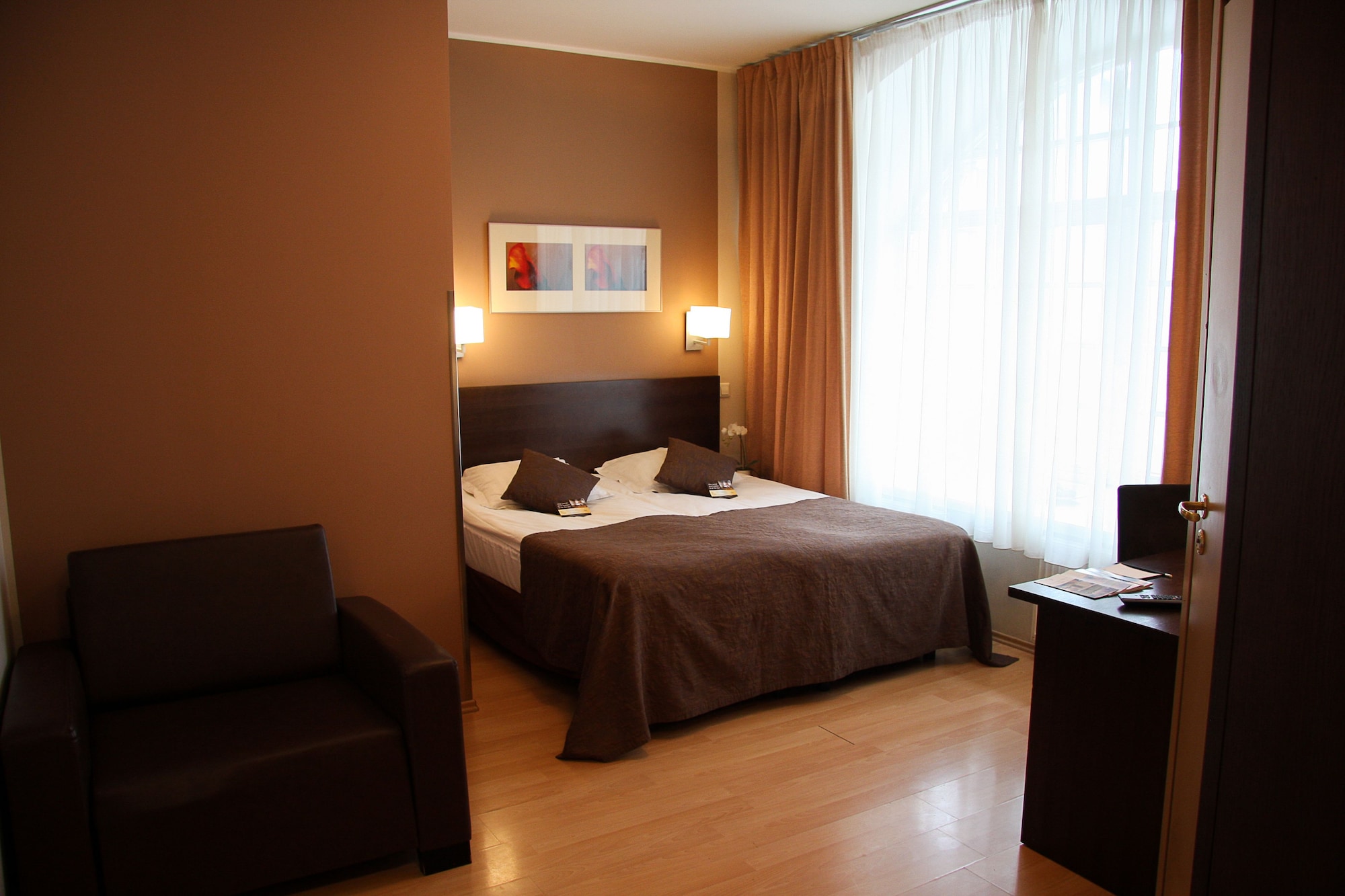 Room, Triple, Twin Beds, Street View, Sofa