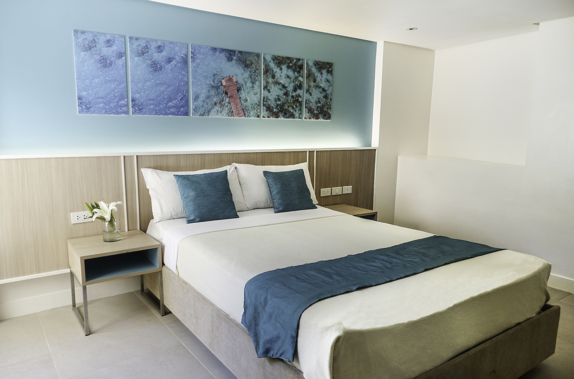 West, Deluxe, 1 Double and 1 Single Bed
