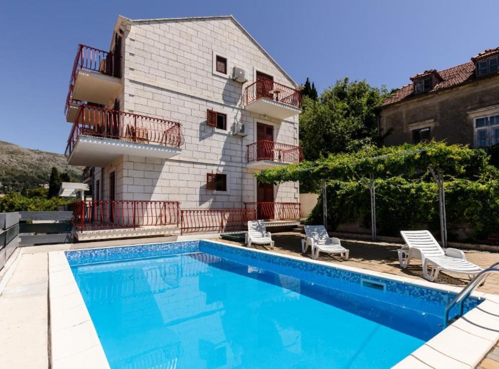 VILLA VALJALO 4/50