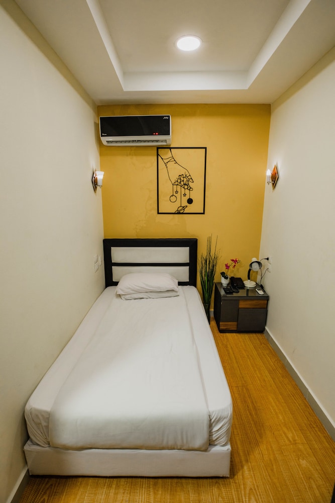 Capital Hotel 13/50