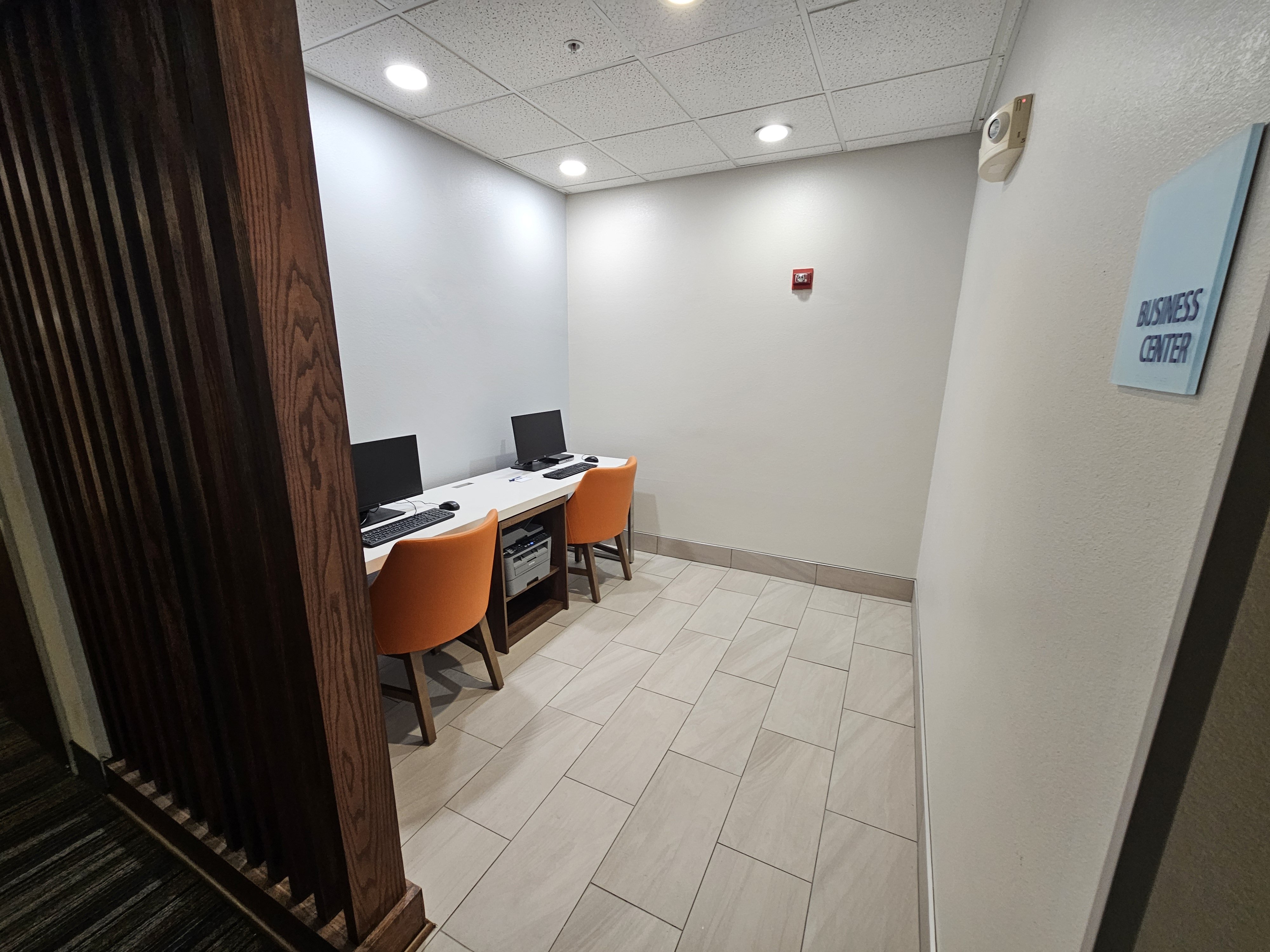 Holiday Inn Express Hotel & Suites Cincinnati-Blue Ash 65/72