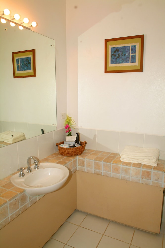 Bedarra Beach Inn 33/35