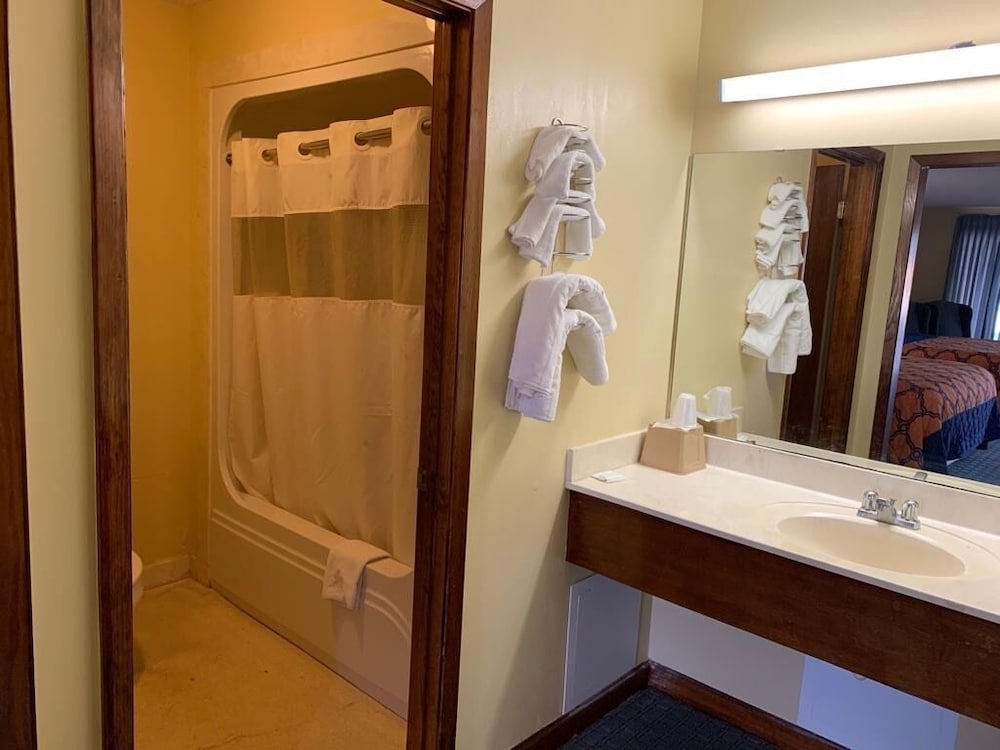 Relax Inn & Suites 8/21