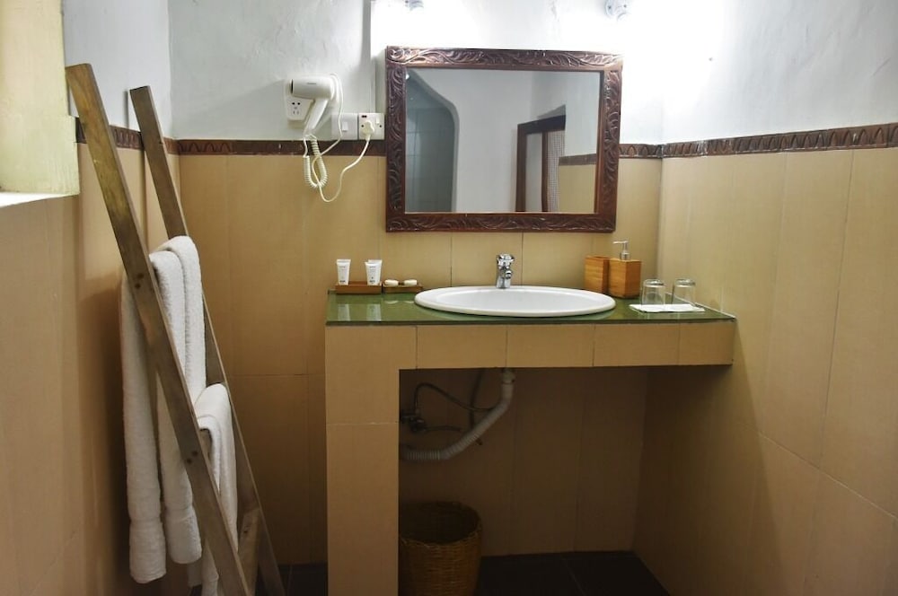 Sea View Lodge Boutique Hotel 70/76