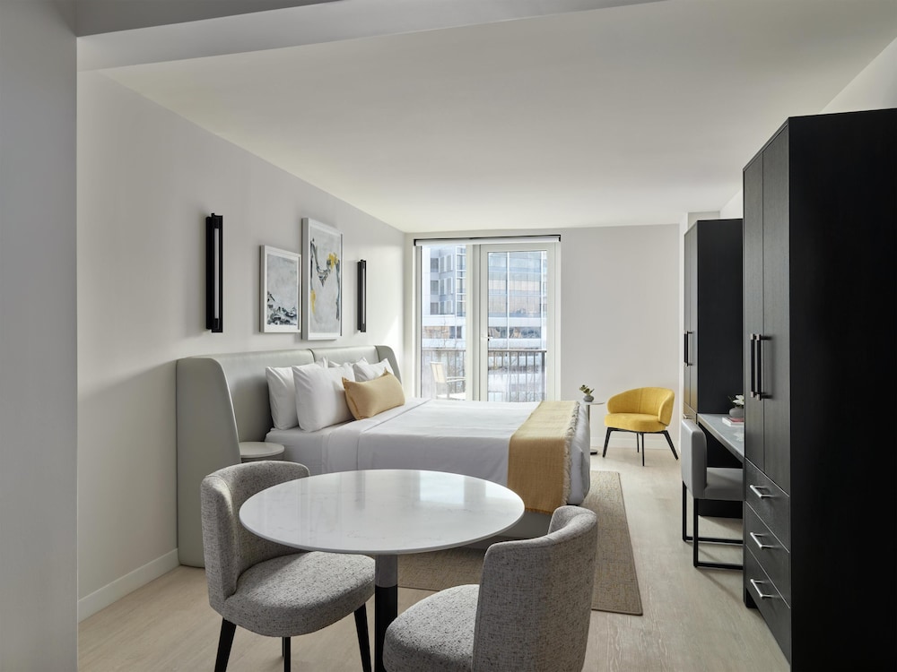 Room, King Bed, One Washington Circle DC, Tapestry Collection by Hilton 6/7
