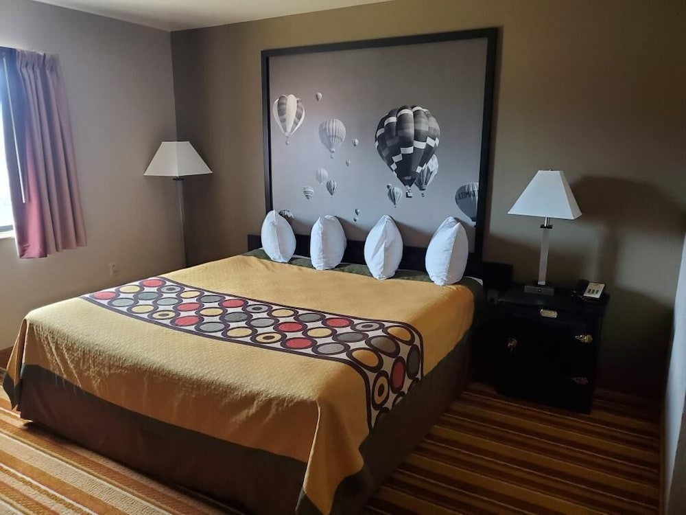 Super 8 by Wyndham Taos 18/33