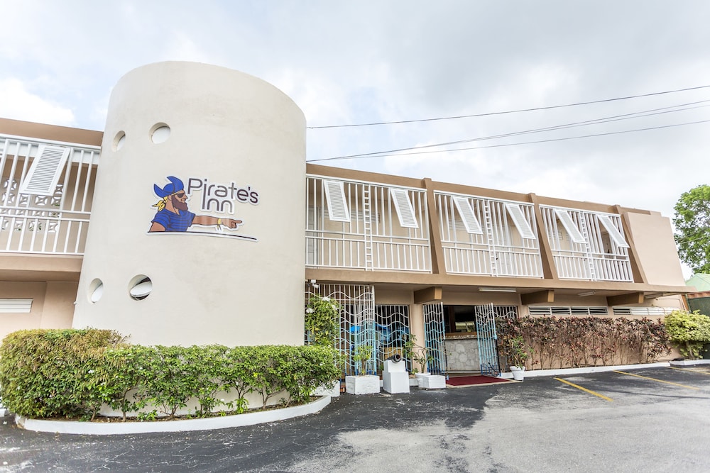 Pirate’s Inn Apartment Hotel in Marine Gardens