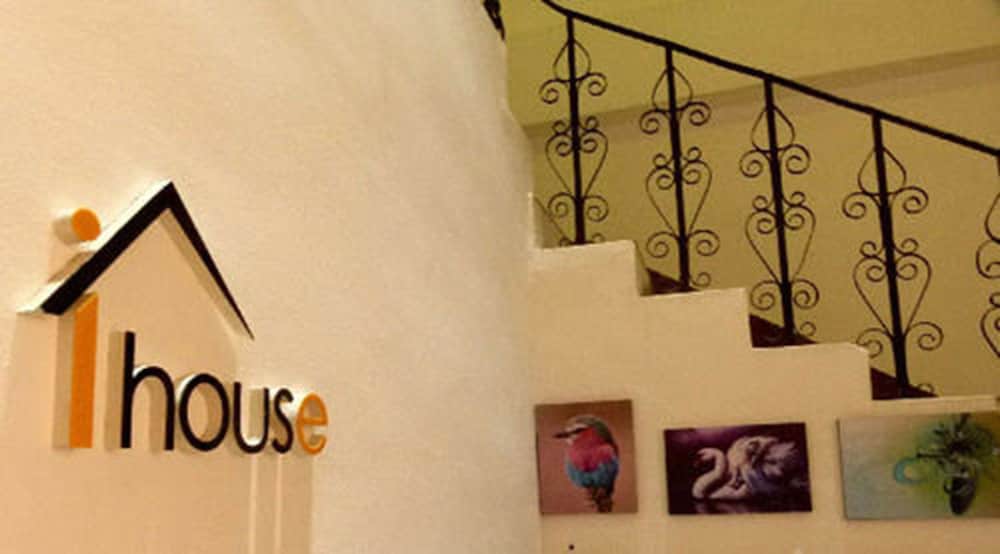 iHouse hotel 4/36