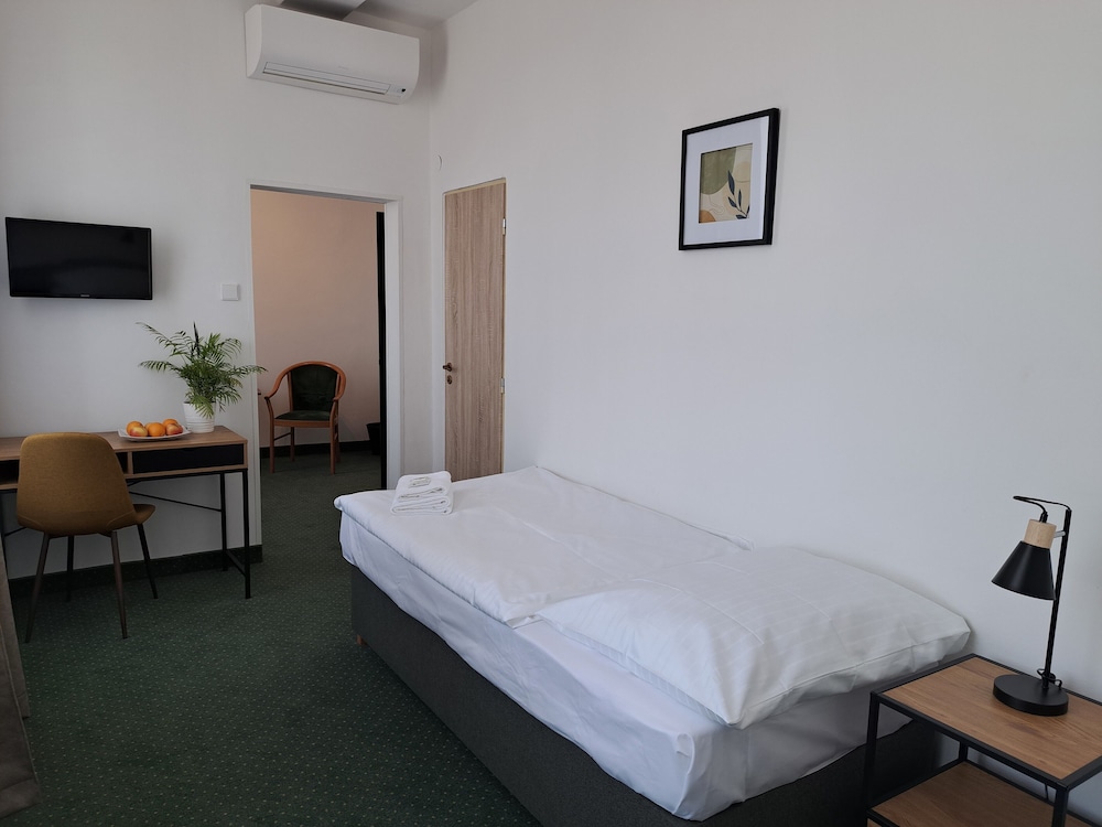 Legie Hotel 12/45