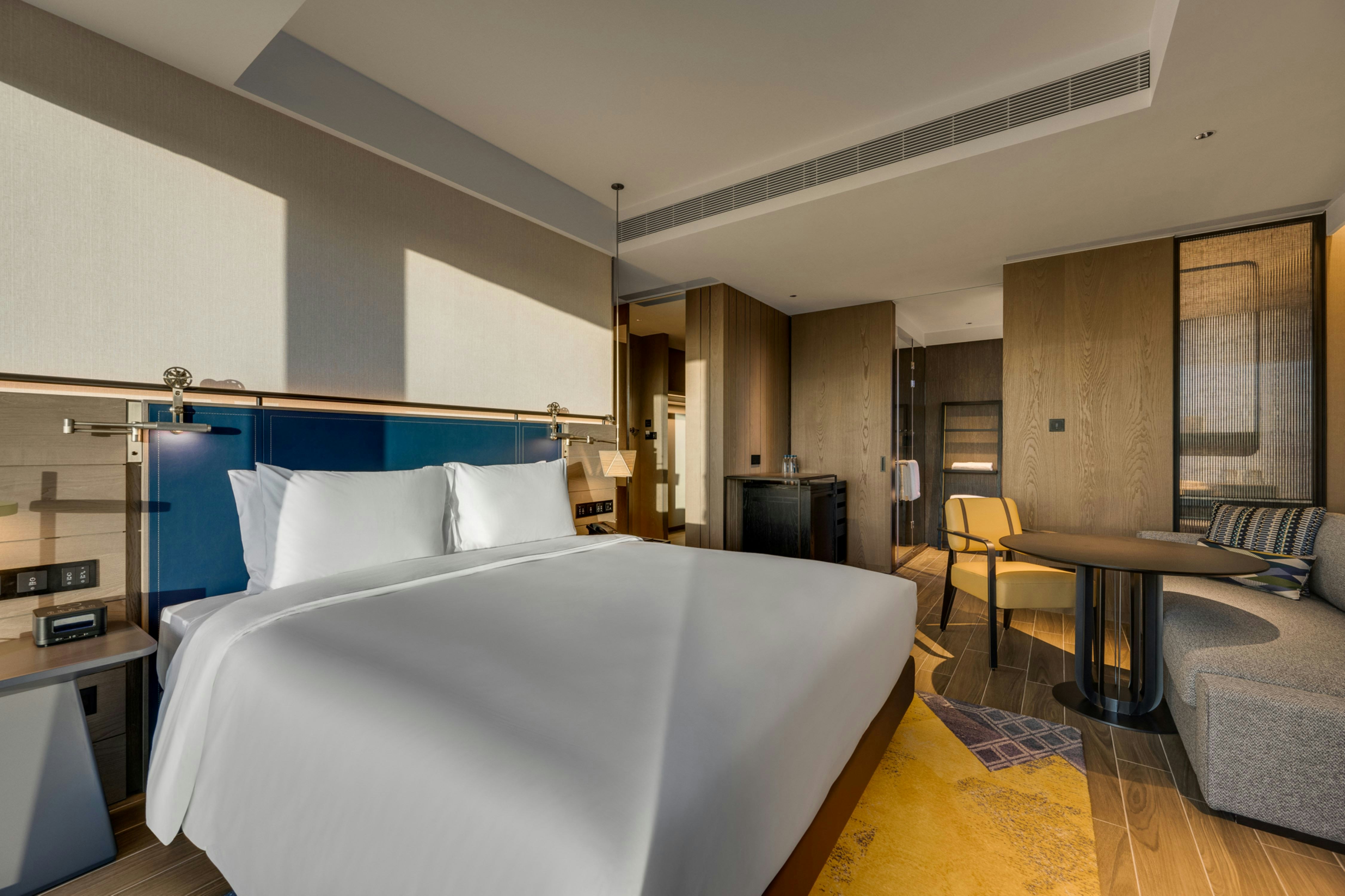 DELUXE, KING BED