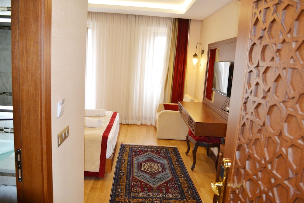 Lalinn Hotel 61/72