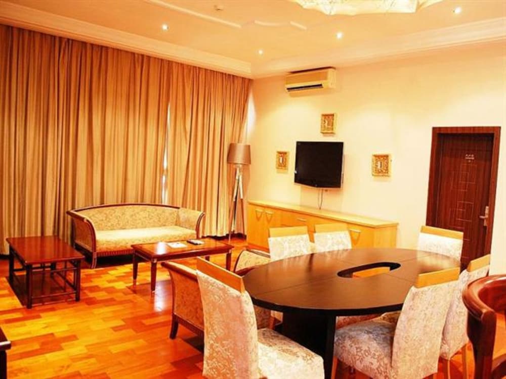 Golden Tulip Owu Crown Ibadan 25/45