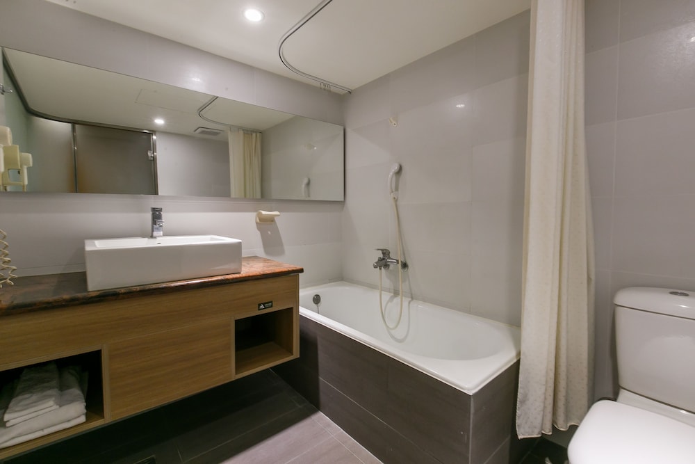 Highness Hotel 5/34