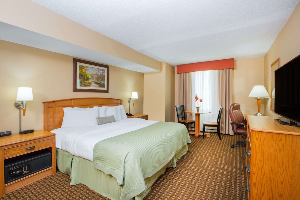 Room at Ramada by Wyndham Des Moines Tropics Resort & Conference Ctr, DES MOINES - IA