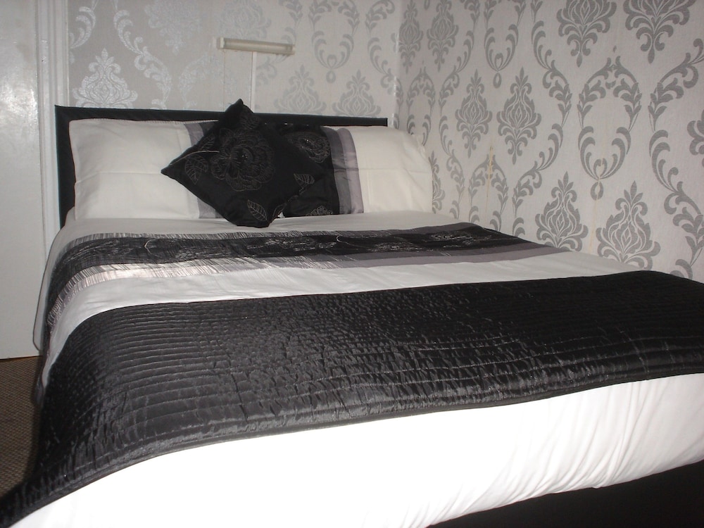 ROOM, 5 DOUBLE BEDS, SHARED BATHROOM, SMALL