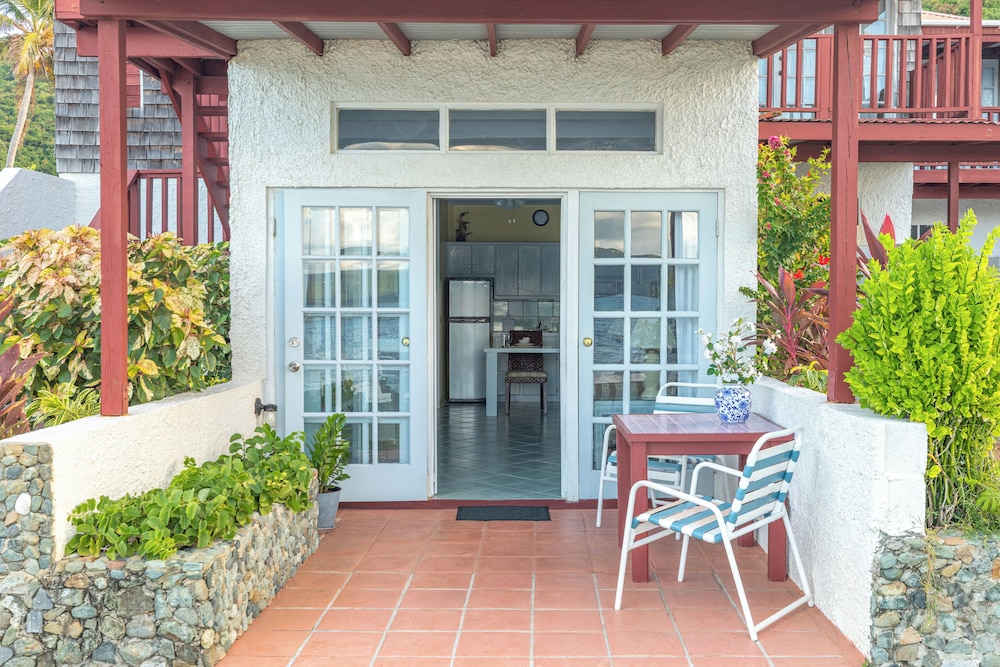 Fort Recovery Beachfront Villa & Suites Hotel 4/49