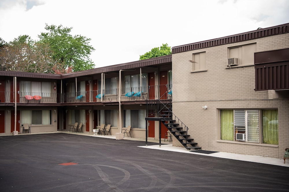 Advance Inn 39/50