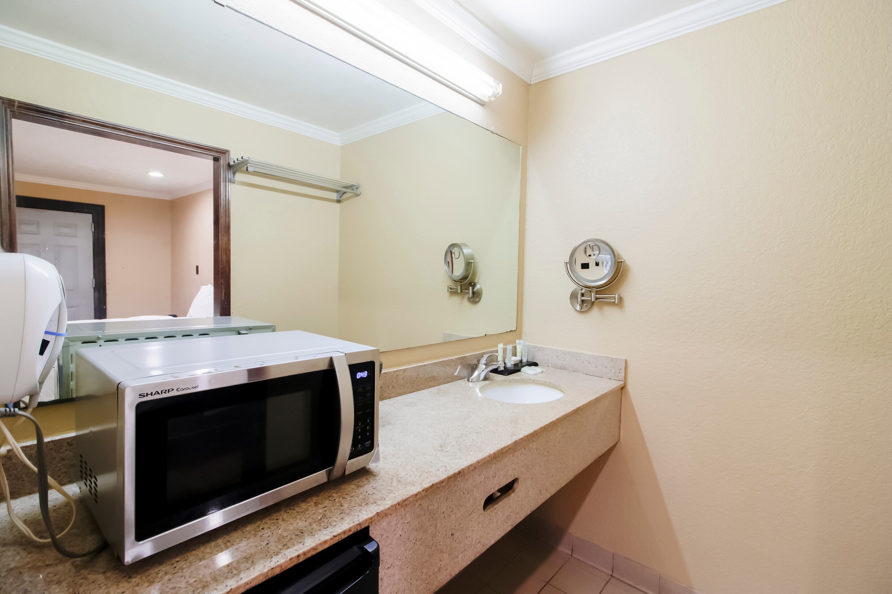 OYO Pinewood Inn & Suites Silsbee 19/20