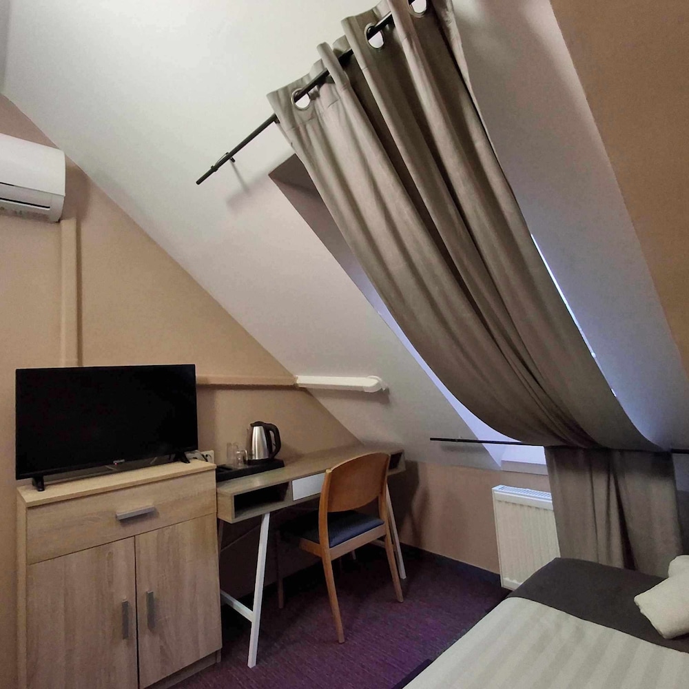 Hotel Unicornis 69/83