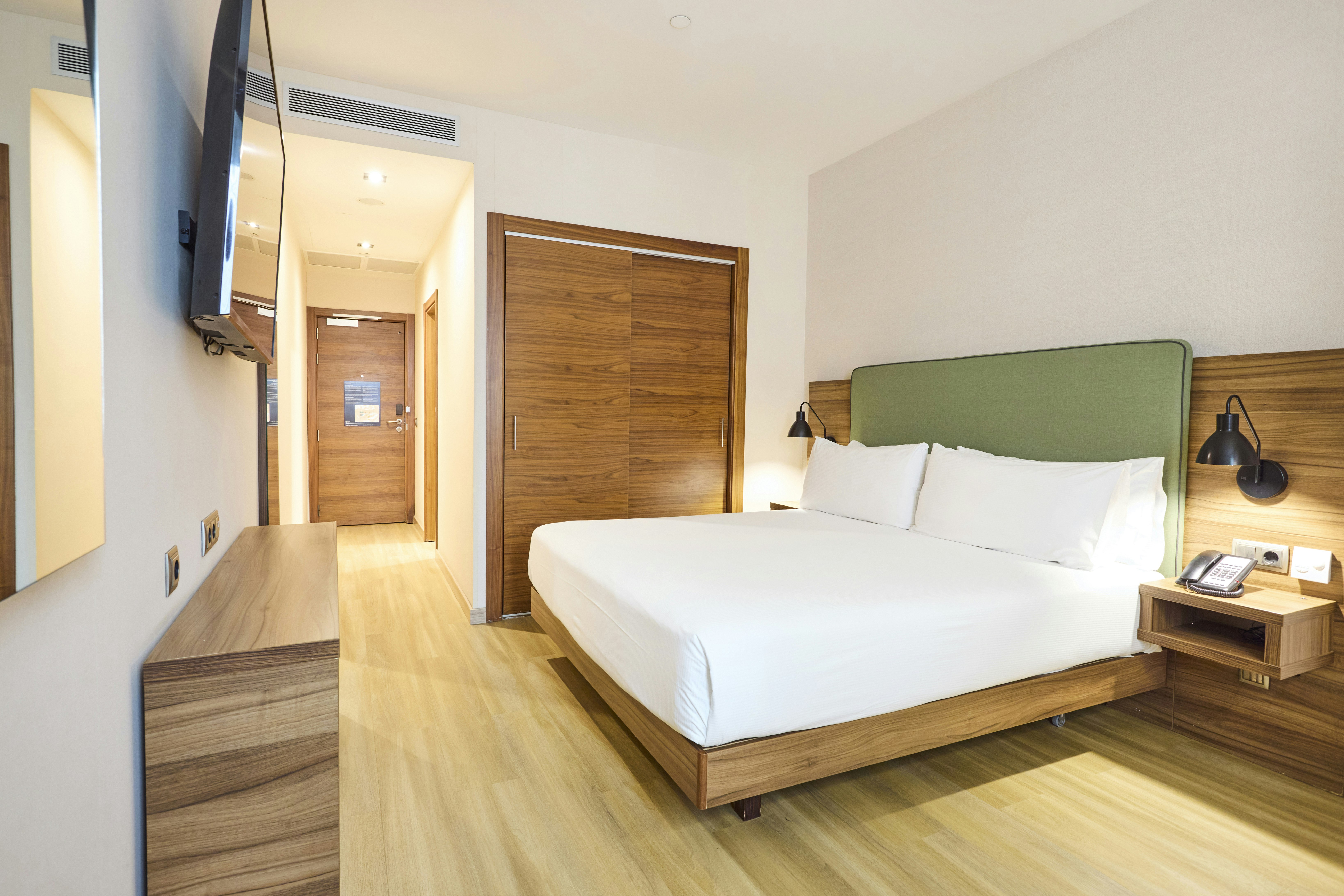 ROOM, KING BED