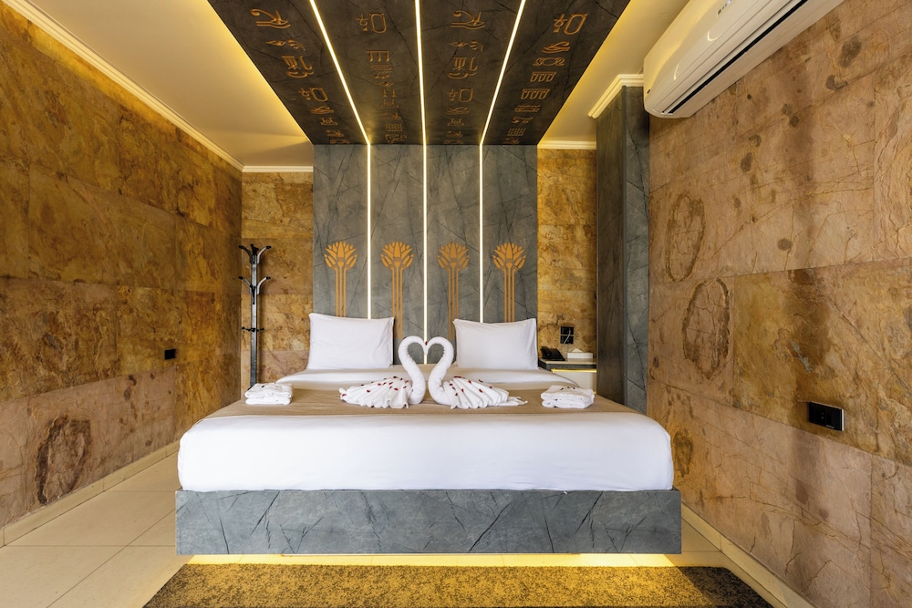 Junior Suite, King Bed, Pyramids View, Balcony