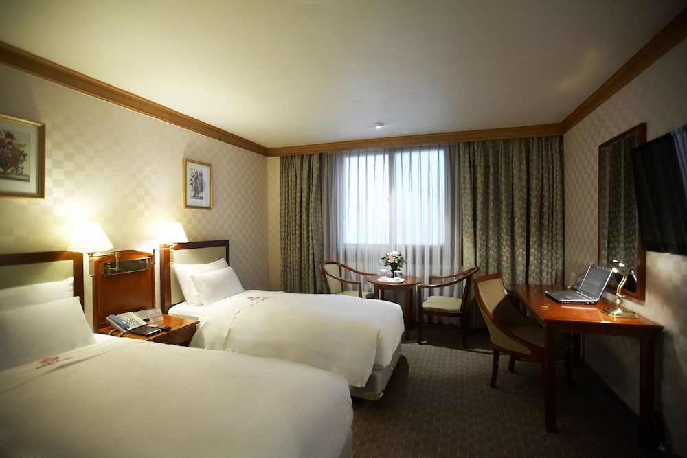 Hotel International 12/66