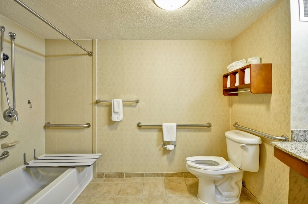 Hampton Inn Cleveland Westlake 12/40