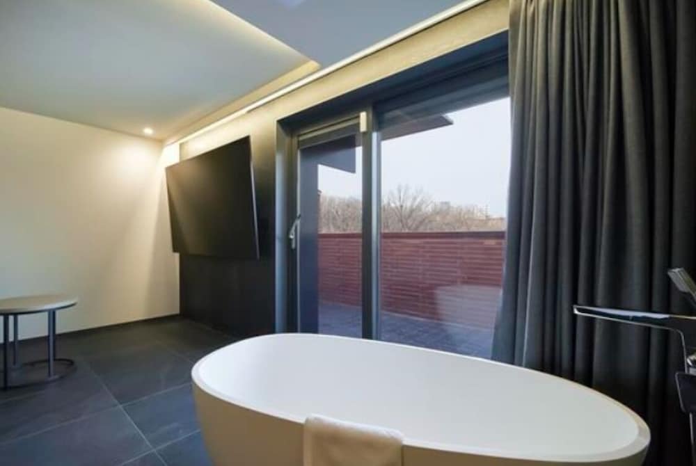 TARA HOTEL 38/40