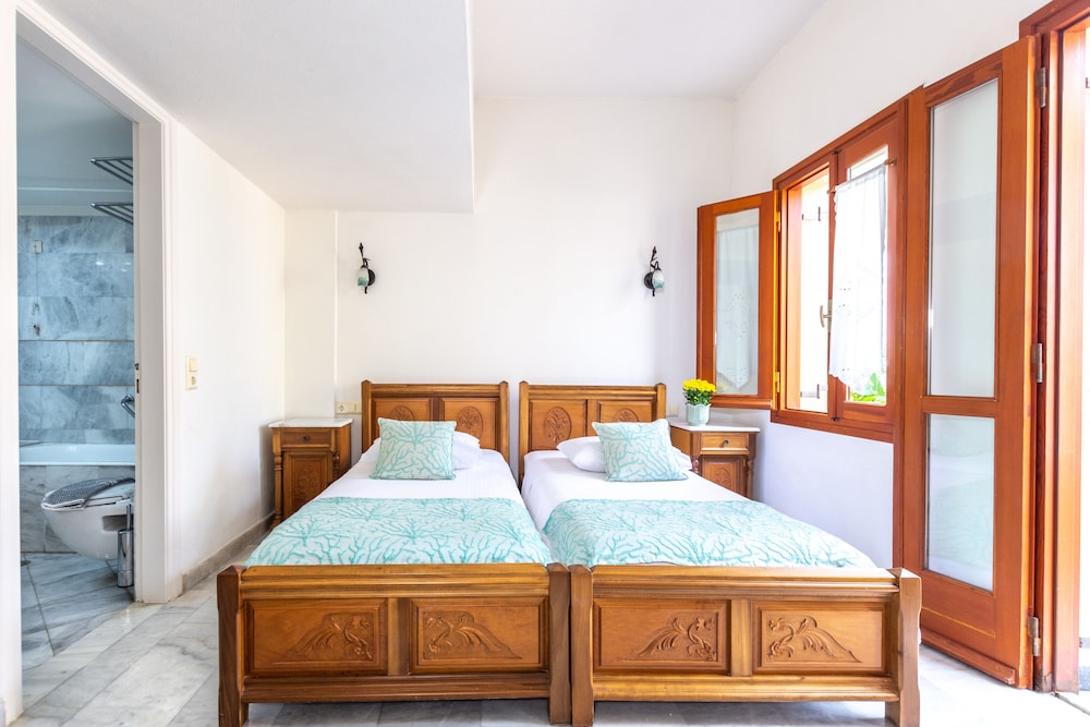 Maisonette, Classic, Twin Beds, Sofa