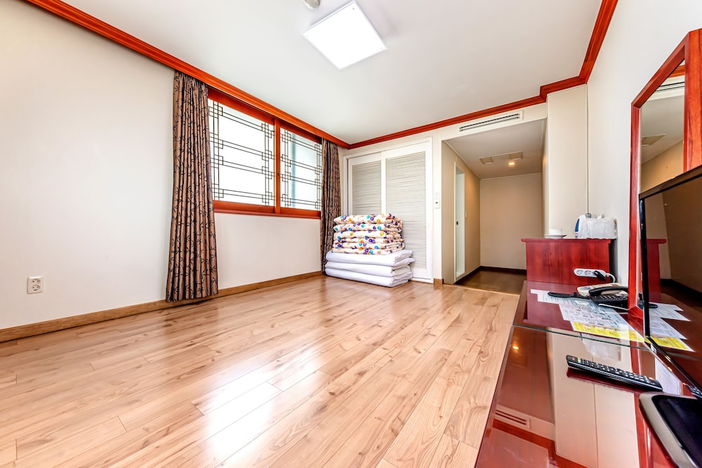 Samhaein Tourist Hotel 33/46