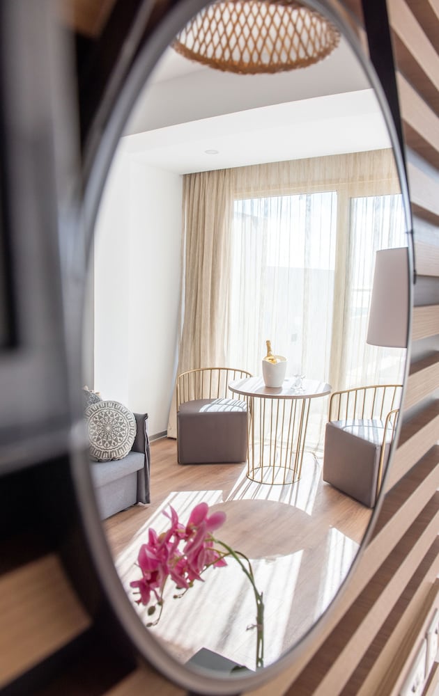 Piere Anne Beach Hotel 24/47