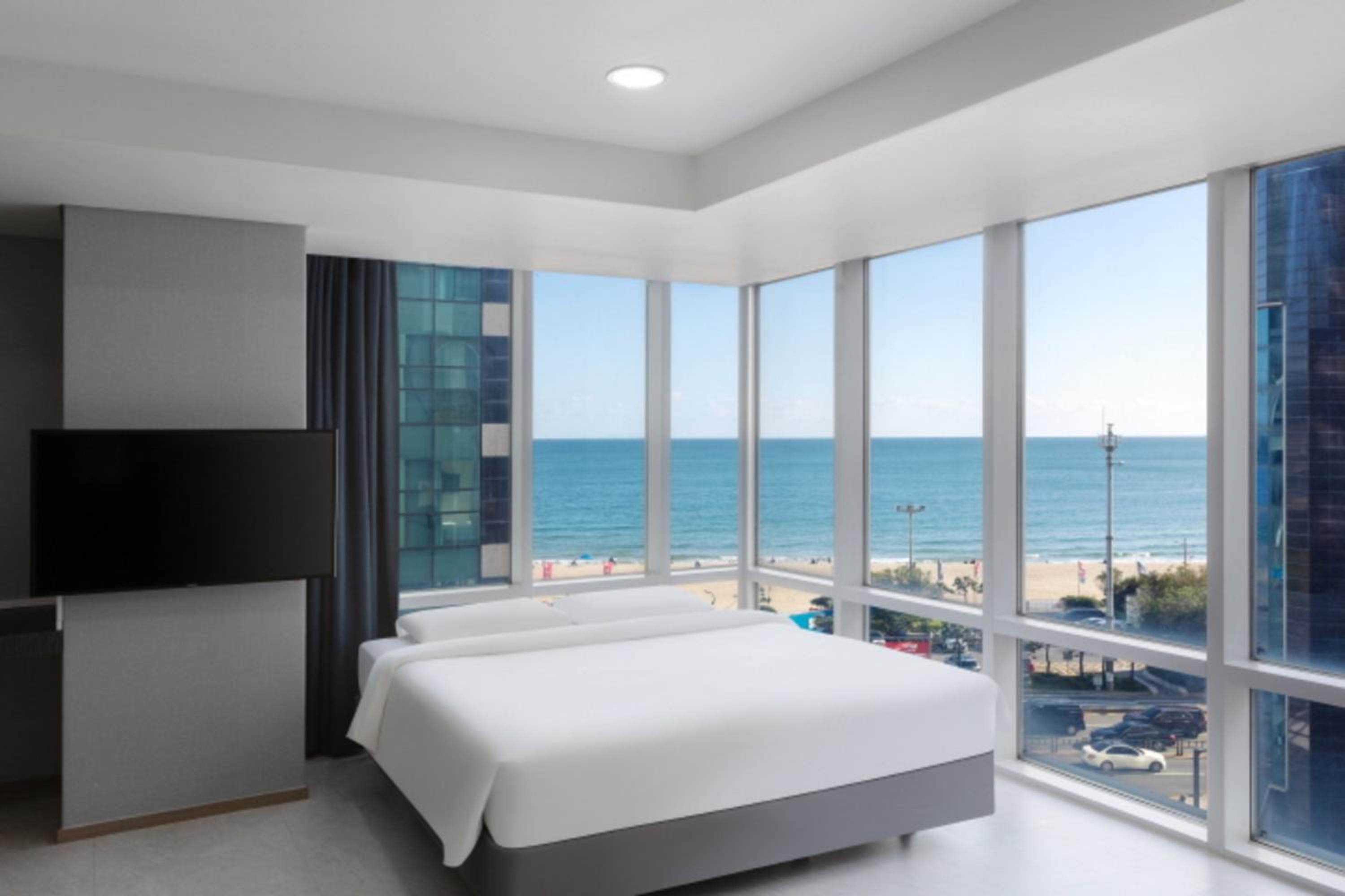 Suite, Partial Ocean View, Pool Access, Low Floor, Corner