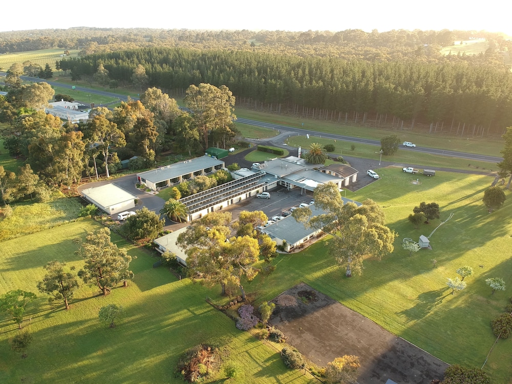 WILLIAM MACINTOSH MOTOR LODGE 21/31