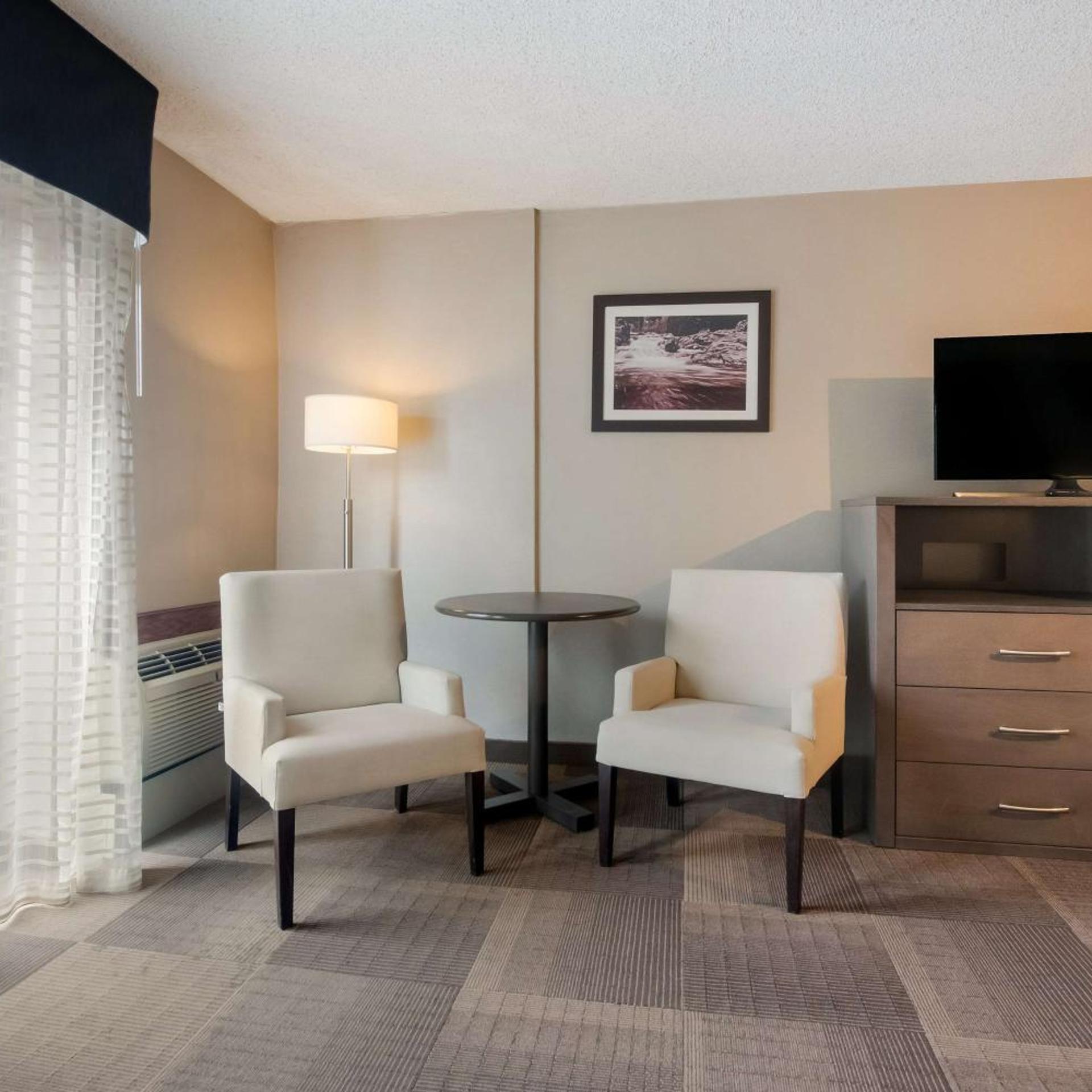 غرفة بسرير كينج مع أريكة، Best Western St Catharines Hotel Conference Centre 4/7