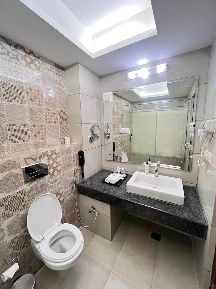 Rs Sarovar Portico 55/59