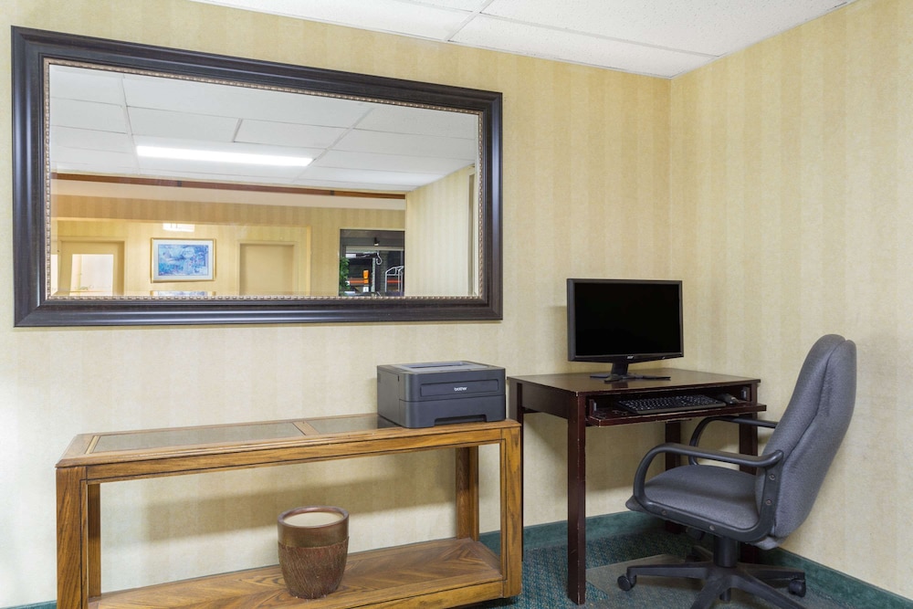 Super 8 By Wyndham Bentonville 46/59
