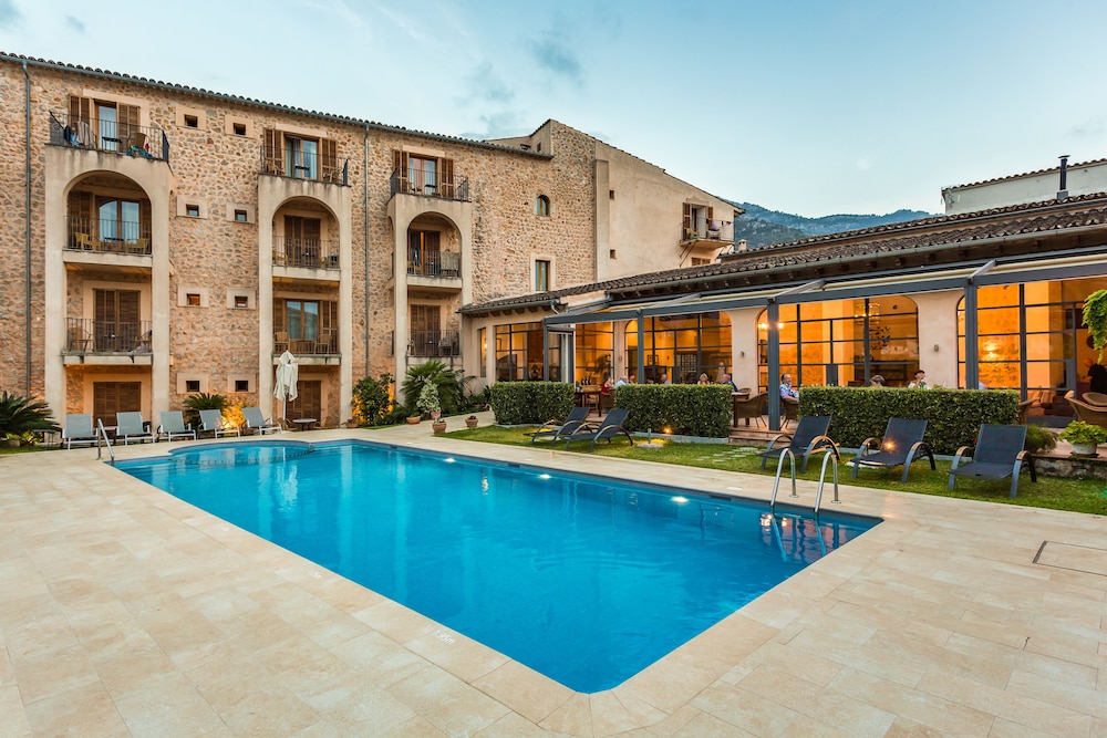 Cal Bisbe Hotel 69/70