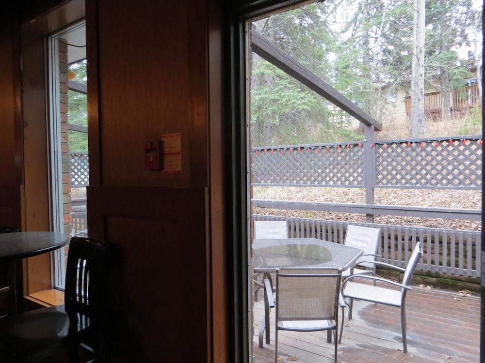 Twin Pine Inn & Suites 11/45