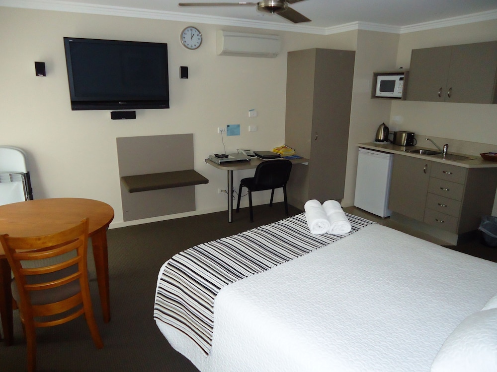 Aston Hill Motor Lodge 16/43