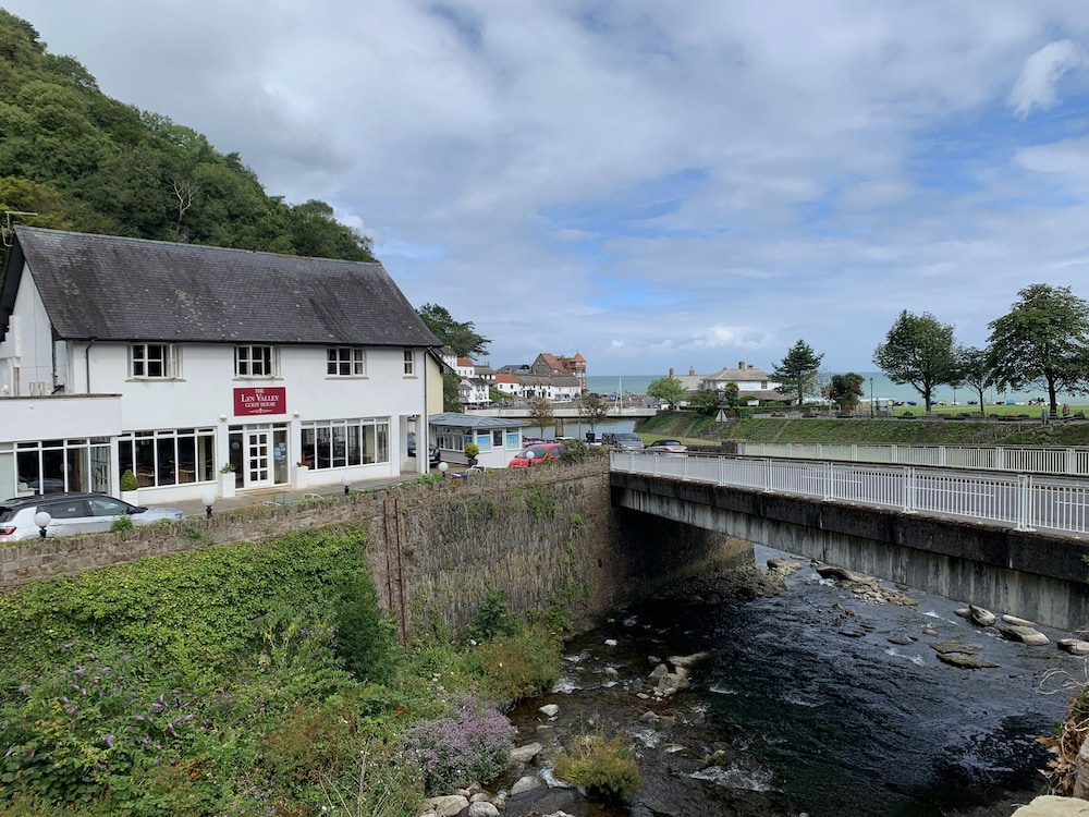 The Lyn Valley Hotel 7/9