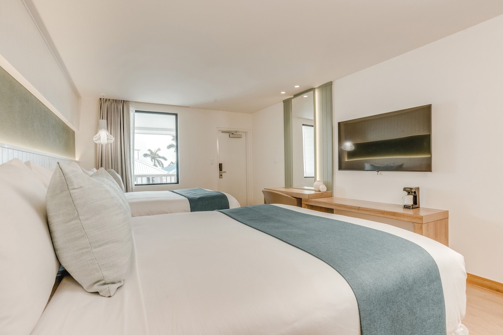 Courtyard, 2 Queen Beds, Balcony، Fort George Hotel And Spa 5/9